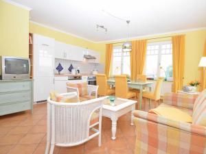宾茨"Villa Laetitia" - WG 15 - zentral, strandnah, 2 Balkone的厨房以及带桌椅的起居室。