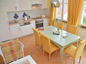 宾茨"Villa Laetitia" - WG 15 - zentral, strandnah, 2 Balkone的厨房配有桌椅
