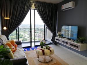 史里肯邦安Astetica Residences @ Seri Kembangan的带沙发和电视的客厅