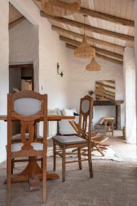 塔菲德尔瓦勒Castillo de Piedra Tafi del Valle的客房设有木桌、椅子和壁炉。
