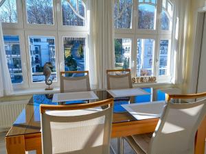 奥斯赛拜-塞林Villa Li - Fewo 06 "Sonneninsel" - F546的一间带桌椅和窗户的用餐室
