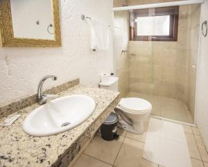 普腊亚罗萨Pousada do Mica的一间带水槽、卫生间和淋浴的浴室