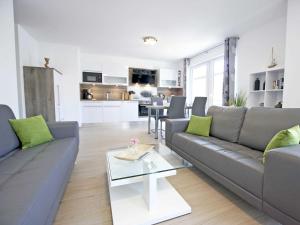 奥斯赛拜-塞林Villa Louisa - Wohnung 51的客厅配有沙发和桌子
