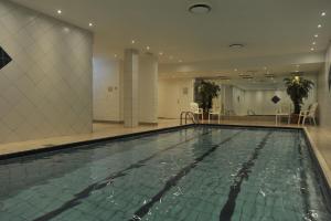 耶卢耶卢乌斯特达勒恩酒店的在酒店房间的一个大型游泳池