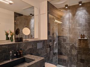 汉堡Boston Apartments HH的一间带水槽和淋浴的浴室