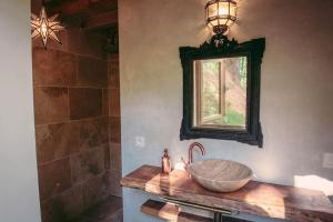 Castelnau-de-MandaillesPrivate Estate with 3 Lake Houses, Sauna & Hot-tub的一间带碗水槽和镜子的浴室