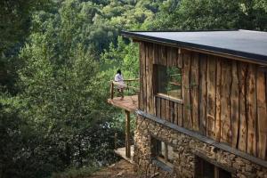 Castelnau-de-MandaillesPrivate Estate with 3 Lake Houses, Sauna & Hot-tub的坐在舱房甲板上的人