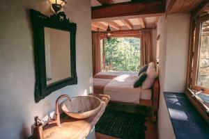 Castelnau-de-MandaillesPrivate Estate with 3 Lake Houses, Sauna & Hot-tub的一间带水槽的浴室和一间带一张床的卧室