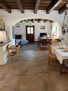 森特贝克卡尔洛A nyugalom háza的厨房以及带桌椅的起居室。