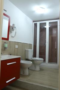 卡塔尼亚Daydreamer House的浴室配有2个盥洗盆、卫生间和淋浴。