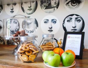 哥德堡5:ans住宿加早餐酒店的桌子,上面有苹果和饼干,还有一罐食物
