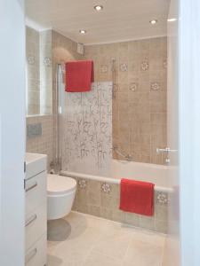 圣恩吉玛Pintelie - für 2-6 Personen的带浴缸、卫生间和红色毛巾的浴室。