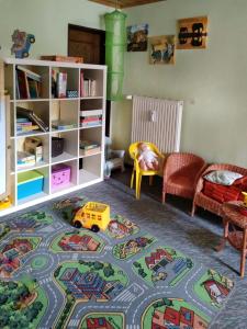 圣恩吉玛Pintelie - für 2-6 Personen的一间儿童房,地板上设有玩具车道