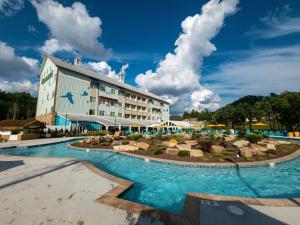鸽子谷The Lodge at Camp Margaritaville的大楼前设有游泳池的酒店