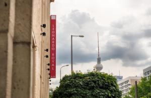 柏林柏林亚历山大广场莱昂纳多皇家酒店的从街道上可欣赏到柏林电视塔的景色
