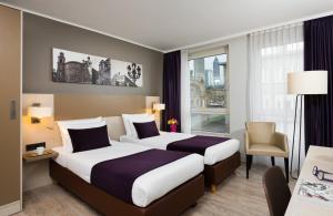 美因河畔法兰克福法兰克福市中心莱昂纳多酒店的酒店客房设有两张床和窗户。
