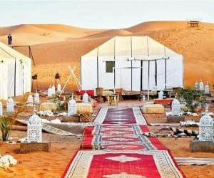 梅尔祖卡Sahara Luxury Tented Camp的沙漠中的帐篷,铺有红地毯