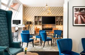 柏林柏灵莱昂纳多酒店的大堂设有蓝色椅子和客厅。