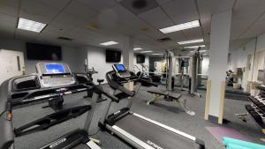 新普斯伯里锡姆斯伯里旅馆的健身房设有有氧器材和一台笔记本电脑,位于跑步机上