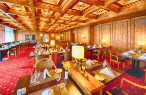 瓦尔多夫乐纳尔德海德贝格瓦尔道夫酒店的大型用餐室配有木桌和椅子