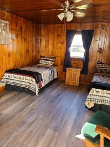 NachesEagle Rock Resort的一间卧室配有两张床和吊扇
