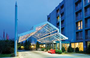 汉诺威汉诺威机场莱昂纳多酒店的建筑的一侧有灯