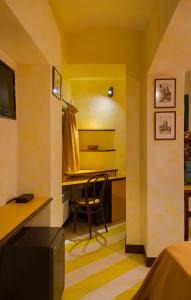 布拉格汀斯卡公寓式酒店的黄色客房 - 带桌子和椅子