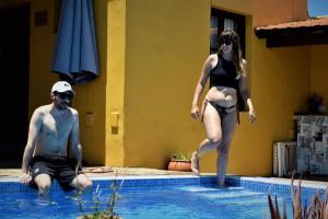 El Rosario芬卡拉马加德拉酒店的站在游泳池中的男女