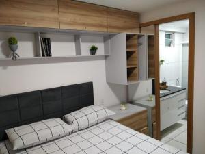 莫索罗Apartamento em Nova Betânia - West Flat Mossoró的一间带床的小卧室和一间厨房