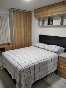 莫索罗Apartamento em Nova Betânia - West Flat Mossoró的一间卧室配有一张带白色毯子的床