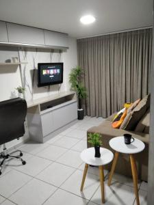 莫索罗Apartamento em Nova Betânia - West Flat Mossoró的带沙发、电视和2张桌子的客厅