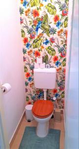 赛特古特哈德D16 Apartman的一间带卫生间的浴室,配有花卉壁纸