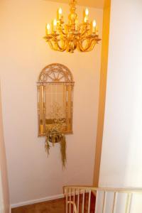 英格尔伍德Shared Home的吊灯挂在楼梯旁边的墙上