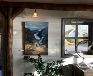OsøyroBjørnafjorden Hotell的墙上一幅画,墙上有窗户