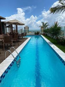 莫索罗Apartamento em Nova Betânia - West Flat Mossoró的大型蓝色游泳池,享有海景