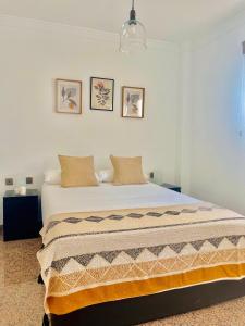马拉加Encantadora Habitación Privada cerca del mar的卧室配有一张带两个枕头的大白色床
