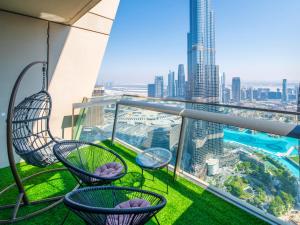 迪拜WORLD CLASS 3BR with full BURJ KHALIFA and FOUNTAIN VIEW的市景阳台配有椅子