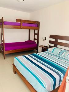 通苏帕Casa del mar的一间卧室配有两张双层床。