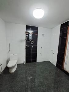 哥打巴鲁雷恩阿沙法旅馆的浴室配有卫生间和墙上的灯。