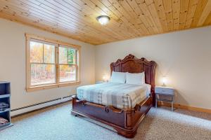 贝塞尔The Escape at Thunder Snow的一间卧室设有一张床和木制天花板