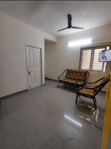 钦奈Allamanda Abode的一间空房间,配有沙发和电视