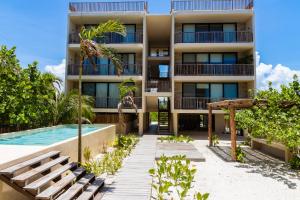 奥尔沃克斯岛D201 Ocean View New 2 Bedroom Apartment - Punta Cocos的一座带游泳池和度假村的公寓大楼