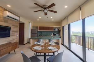 奥尔沃克斯岛D201 Ocean View New 2 Bedroom Apartment - Punta Cocos的厨房以及带桌椅的用餐室。