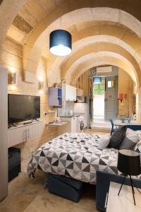 瓦莱塔MCC Suites Valletta的一间卧室,卧室内配有一张大床