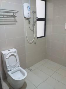 拉布安Labuan Paragon Apartment - 3 rooms的带淋浴和卫生间的浴室。
