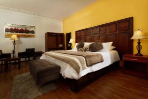 阿雷基帕卡萨代阿维拉住宿加早餐旅馆的酒店客房带一张大床和一把椅子