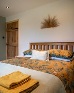 KilmoreCoorie View的一间卧室配有带毛巾的床