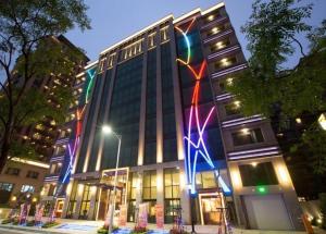 新庄幸福赞精品饭店的建筑的侧面有五颜六色的灯光