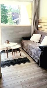 伊索拉Isola 2000 pied des pistes-wifi的一间卧室配有一张床、一张桌子和一个窗户。
