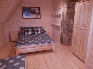 新塔尔格Domek w górach pod Jodłami的一间小房间,房子里设有一张床铺